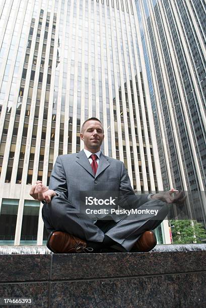 Empresario Oficina Meditando Yoga En La Plaza De La Ciudad Foto de stock y más banco de imágenes de Actividad de fin de semana