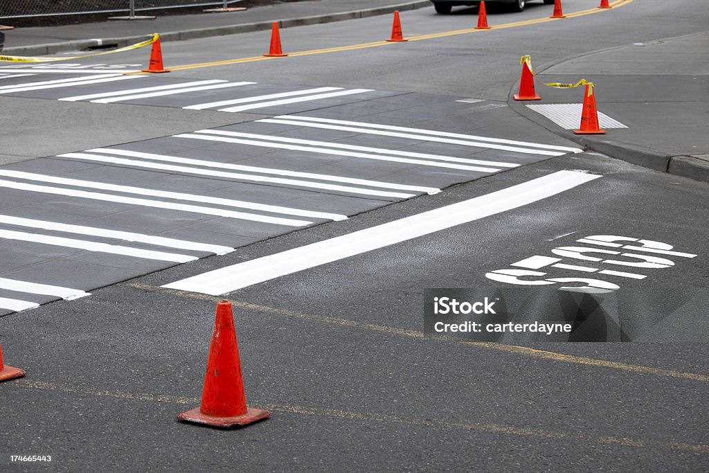 Travaux de voirie crew peintures Stop et crosswalks sur la rue - Photo de 2000-2009 libre de droits