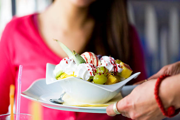 servindo salada de frutas - serving food fruit salad human hand - fotografias e filmes do acervo