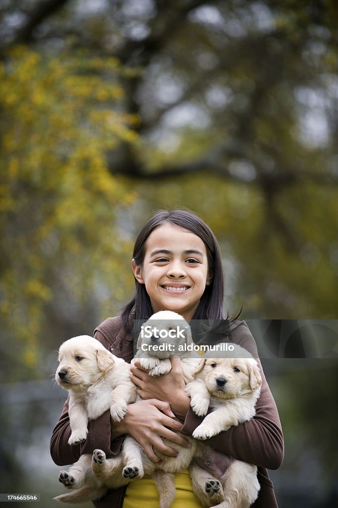 귀여운 여자아이 화이트 자신의 퍼피즈 - 로열티 프리 강아지-어린 동물 스톡 사진