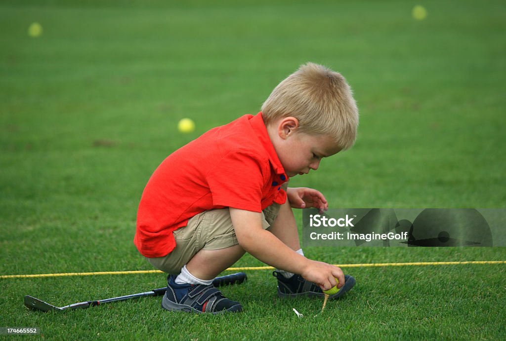 Jeune garçon de pratiquer une balle de Golf - Photo de Golf libre de droits