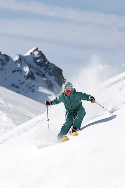 femme skieur - skiing sports helmet powder snow ski goggles photos et images de collection