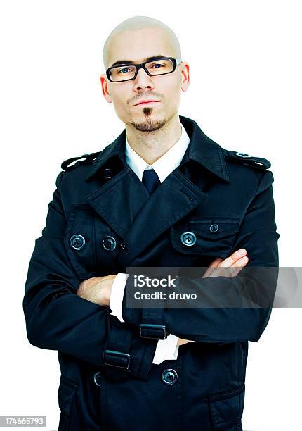 Hombre Graves Foto de stock y más banco de imágenes de 25-29 años - 25-29 años, Abrigo, Actitud