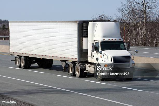 Ciężarówka Freight - zdjęcia stockowe i więcej obrazów Ciężarówka transportowa - Ciężarówka transportowa, Czynność, Droga publiczna