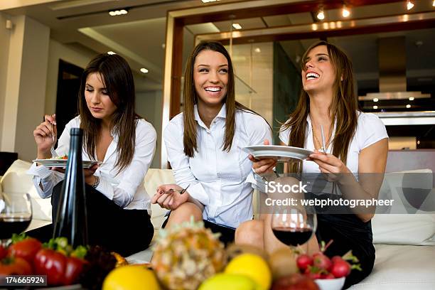 Restaurantes En Su Casa Foto de stock y más banco de imágenes de Comer - Comer, Mujeres jóvenes, Sentarse a comer