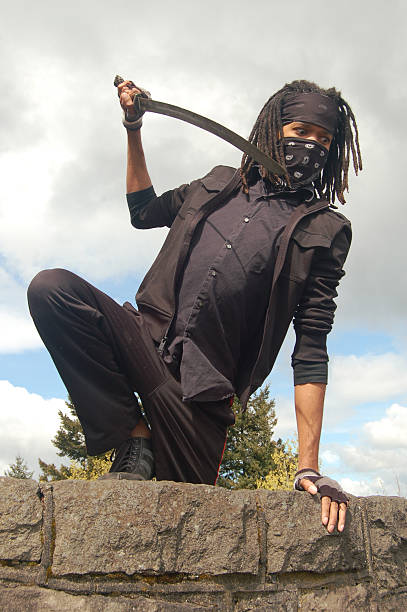 ninja en pared - 20s standing one man only sword fotografías e imágenes de stock