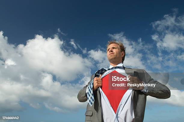 Ernst Superheld Geschäftsmann Die Mit Roten Brust Im Freien Himmel Hintergrund Stockfoto und mehr Bilder von Brustbereich