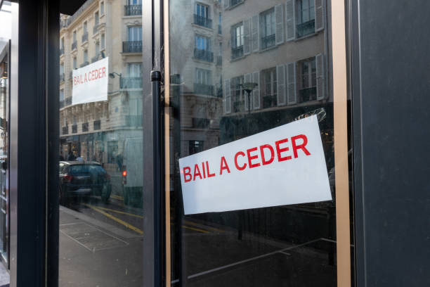 cartel de «bail à céder» (es decir, contrato de arrendamiento para transferir) escrito en francés en la ventana de un local profesional o comercial - store facade window display office building fotografías e imágenes de stock