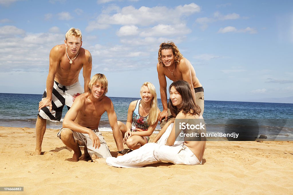 Groupe d'amis s'amuser sur la plage - Photo de Adulte libre de droits