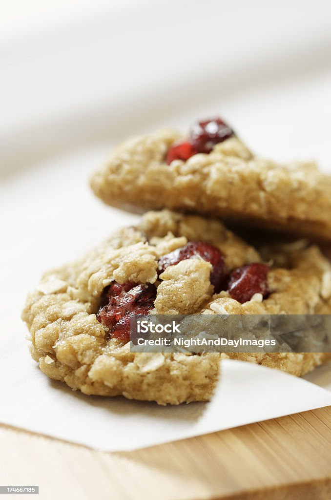 Saudável par de Arando Cookies no Livro Branco de farinha de aveia - Royalty-free Flapjack Foto de stock