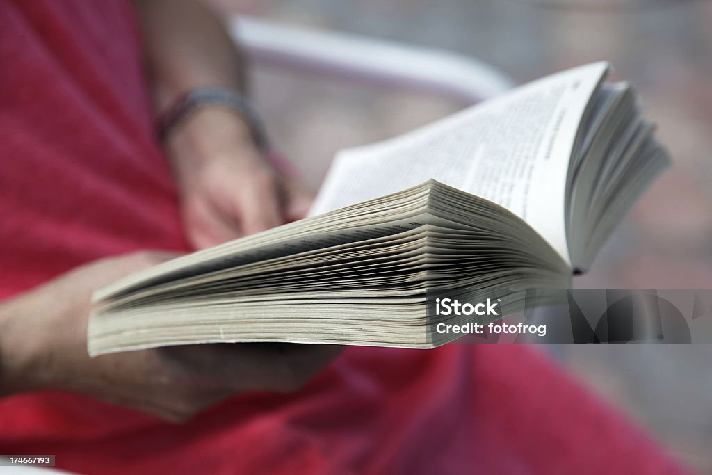 Leer un libro - Foto de stock de Libro en rústica libre de derechos