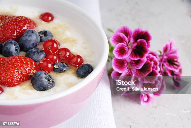 Yogurt E Frutti Di Bosco In Un Piatto - Fotografie stock e altre immagini di Alimentazione sana - Alimentazione sana, Bianco, Cibi e bevande