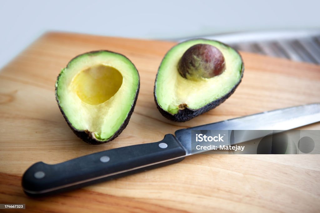 Cortando un aguacate - Foto de stock de Aguacate libre de derechos