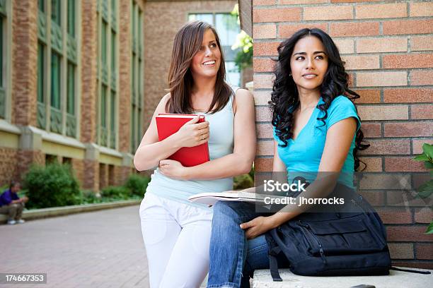 Weibliche Studenten Auf Dem Campus Stockfoto und mehr Bilder von Buch - Buch, Weiblicher Teenager, 18-19 Jahre