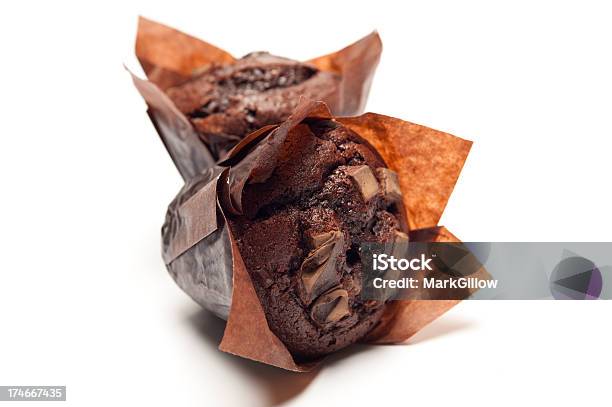 Podwójne Babeczki Czekoladowe - zdjęcia stockowe i więcej obrazów Muffin z czekoladą - Muffin z czekoladą, Neutralne tło, Białe tło