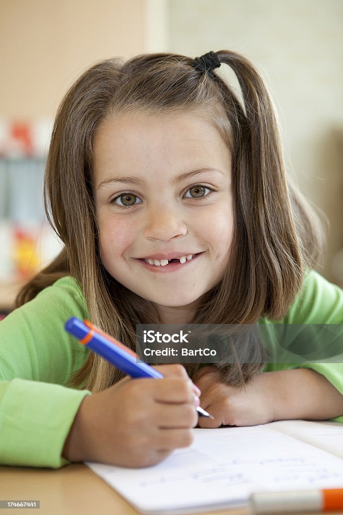 Giovane ragazza scrittura - Foto stock royalty-free di 6-7 anni