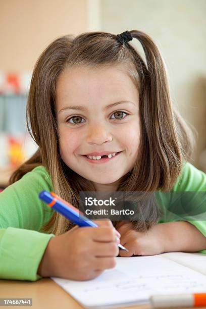 Giovane Ragazza Scrittura - Fotografie stock e altre immagini di 6-7 anni - 6-7 anni, Allegro, Allievo