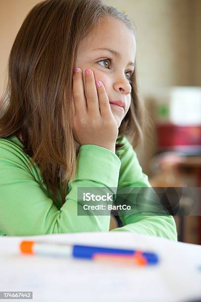 Giovane Ragazza Pensiero - Fotografie stock e altre immagini di 6-7 anni - 6-7 anni, Ambientazione interna, Aula