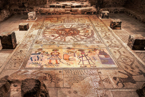 beit alpha, un'antica sinagoga del periodo bizantino, dove è stato trovato un vasto pavimento a mosaico, che illustra uno zodiaco, l'arca e la legatura di isacco. - torah ark foto e immagini stock