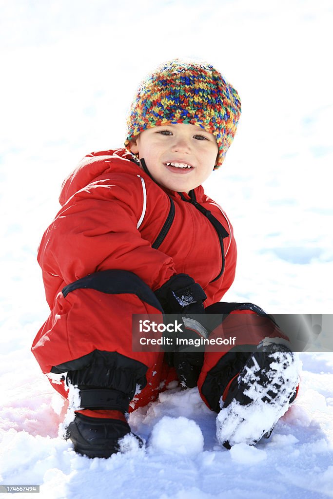 Szczęśliwe dziecko w śniegu - Zbiór zdjęć royalty-free (But z cholewką)