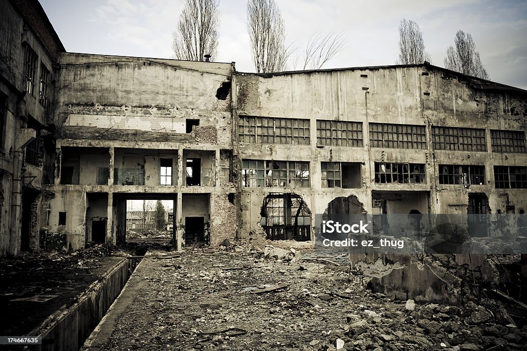 Abandonado edificio industrial - Foto de stock de Abandonado libre de derechos