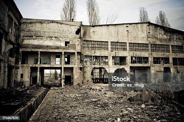 Abandonado Edificio Industrial Foto de stock y más banco de imágenes de Abandonado - Abandonado, Abstracto, Aire libre