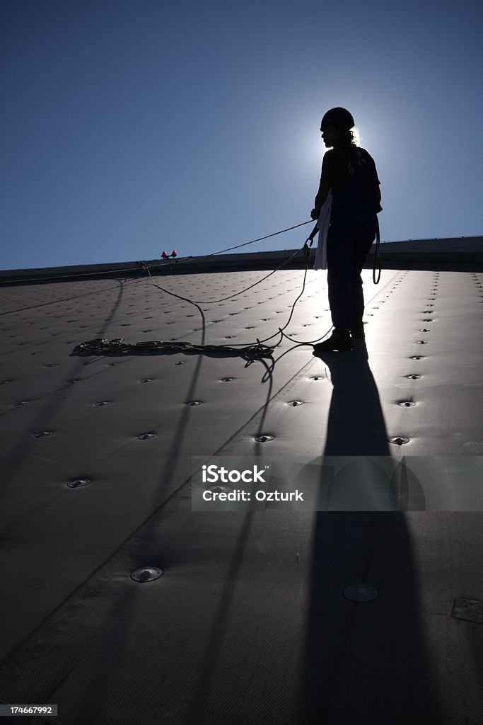 Homme sur le toit - Photo de Silhouette - Contre-jour libre de droits