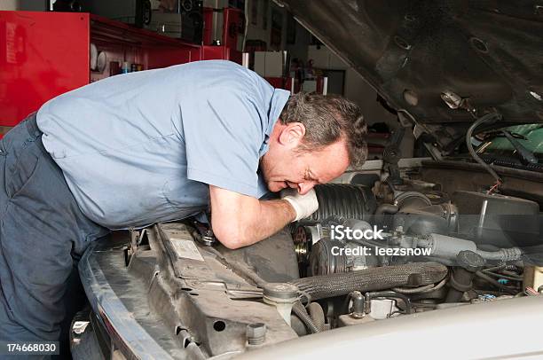 Foto de Mecânico De Carro Series e mais fotos de stock de Adulto - Adulto, Capô de carro, Carro