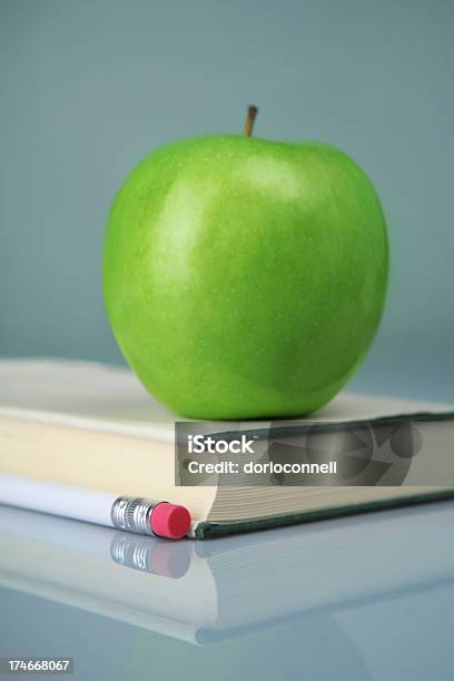 Livro Com Apple - Fotografias de stock e mais imagens de Comida - Comida, Fotografia - Imagem, Fotografia de Estúdio