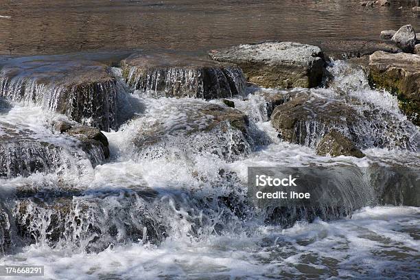 Река И Небольшой Водопад — стоковые фотографии и другие картинки Без людей - Без людей, В хорошем состоянии, Вода