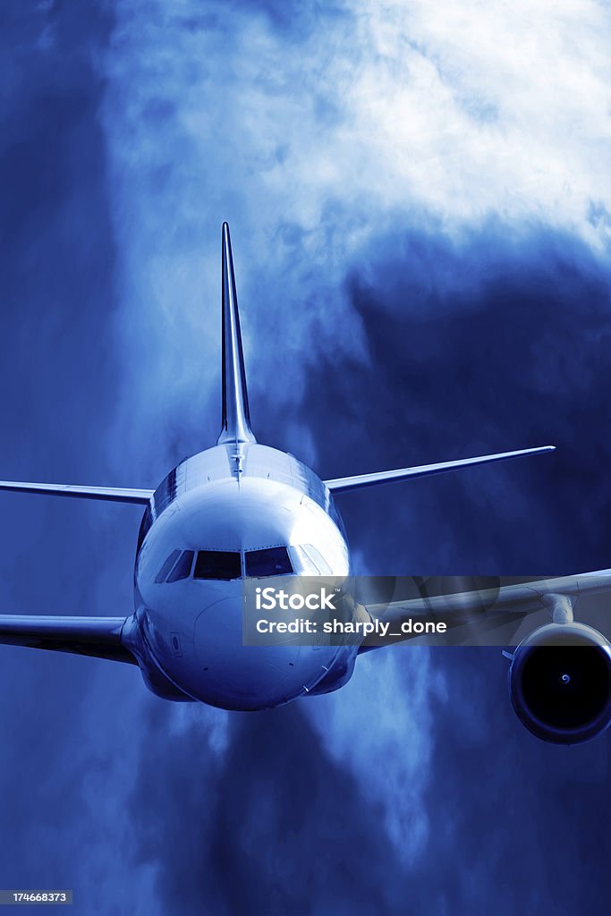 jet Avión volando en altitud - Foto de stock de Acercarse libre de derechos