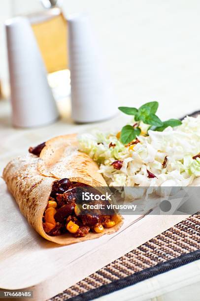 Foto de Delicioso Burrito Com Salada e mais fotos de stock de Almoço - Almoço, Bolso, Burrito