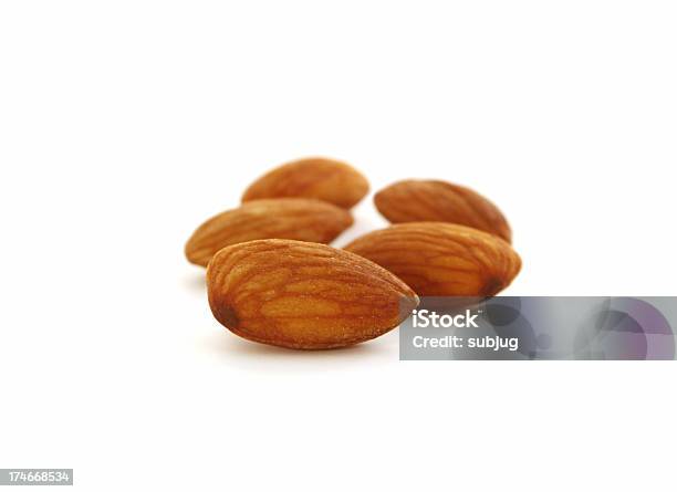 Photo libre de droit de Les Amandes banque d'images et plus d'images libres de droit de Aliment - Aliment, Amande, En-cas