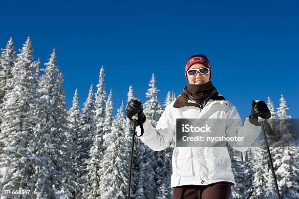 Skiparadies Stockfoto und mehr Bilder von Aktivitäten und Sport - Aktivitäten und Sport, Arme hoch, Asiatischer und Indischer Abstammung