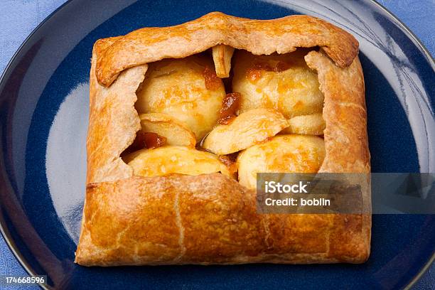 Rústico Maçã E Bolo De Alperce - Fotografias de stock e mais imagens de Fotografia de Estúdio - Fotografia de Estúdio, Tarte de Fruta, Vista de Cima