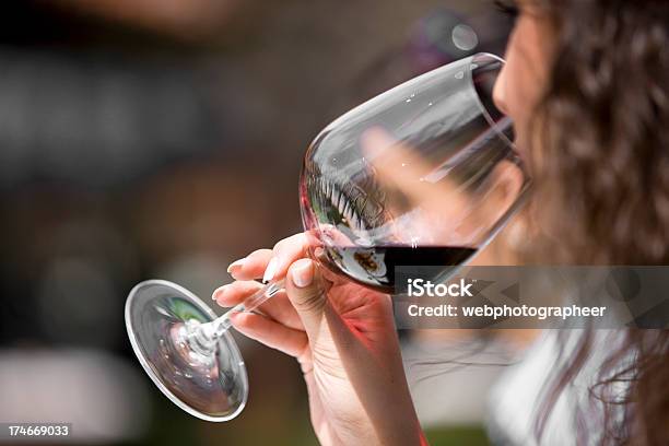 Drinking Wine Stockfoto en meer beelden van Wijn proeven - Wijn proeven, Wijn, Proeven