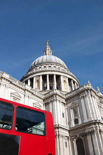 istock Bus at St Paul's Cathedral 174669314