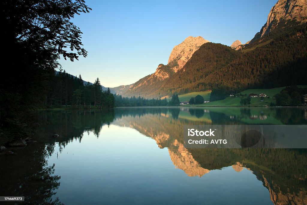 Lago di montagna in alba - Foto stock royalty-free di Acqua