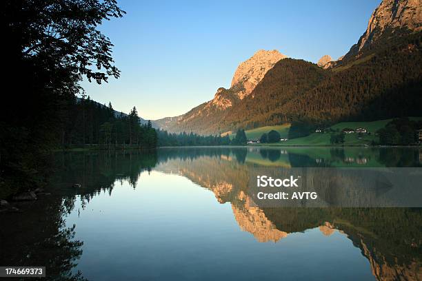 Lago Di Montagna In Alba - Fotografie stock e altre immagini di Acqua - Acqua, Alba - Crepuscolo, Albero