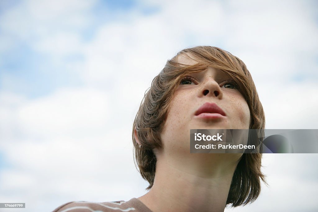 Süße Junge mit Head in the Clouds - Lizenzfrei Glücklichsein Stock-Foto