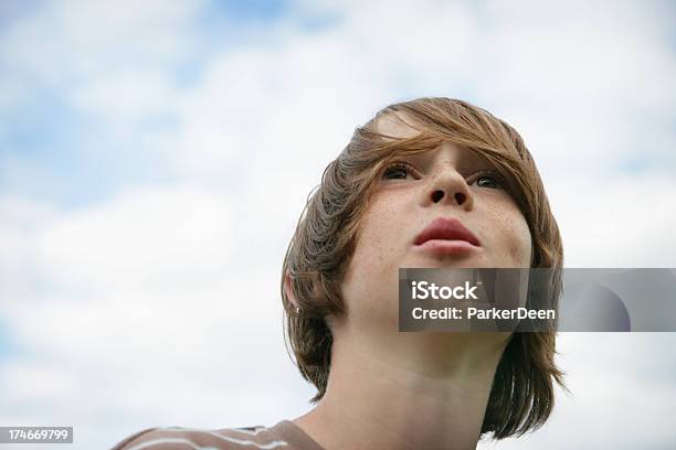 Süße Junge Mit Head In The Clouds Stockfoto und mehr Bilder von Glücklichsein - Glücklichsein, Kind, Nahaufnahme