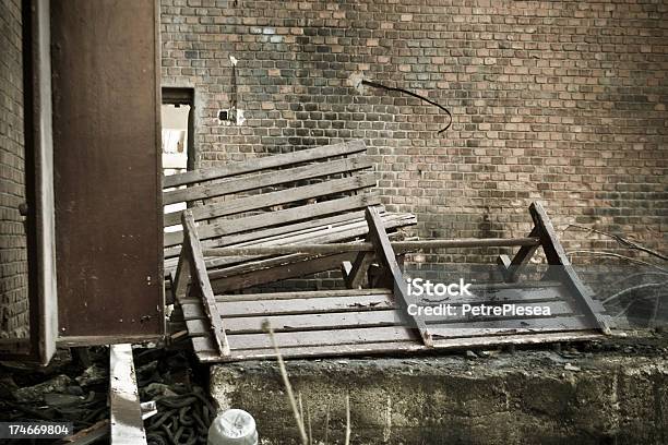 Foto de Floresta Banco De Madeira Em Frente A Uma Parede De Tijolos Groungy e mais fotos de stock de Abandonado