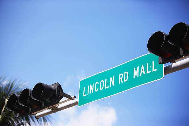 istock Lincoln rd mall sign XXXL 174670104