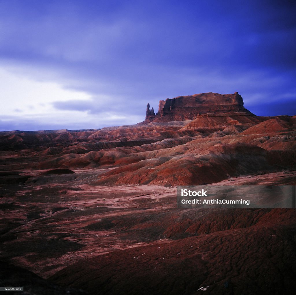 Dark red rocks in der Wüste unter leichtem fading-Effekt - Lizenzfrei Abenddämmerung Stock-Foto