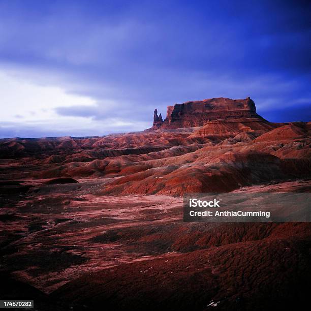 Dark Red Rocks In Der Wüste Unter Leichtem Fadingeffekt Stockfoto und mehr Bilder von Abenddämmerung