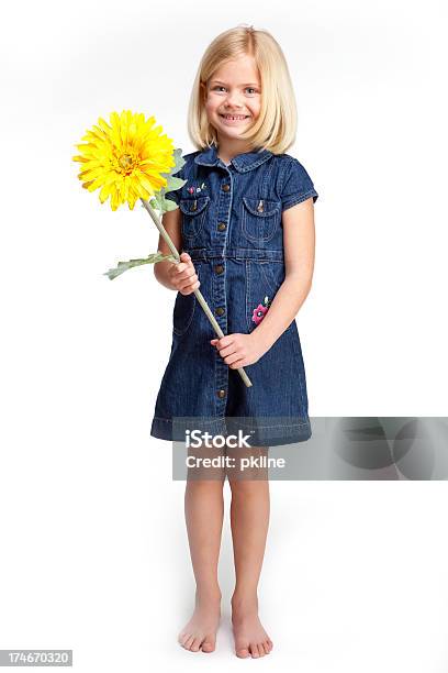 Lächelnd Mädchen Mit Blumen Stockfoto und mehr Bilder von 4-5 Jahre - 4-5 Jahre, 6-7 Jahre, Blau