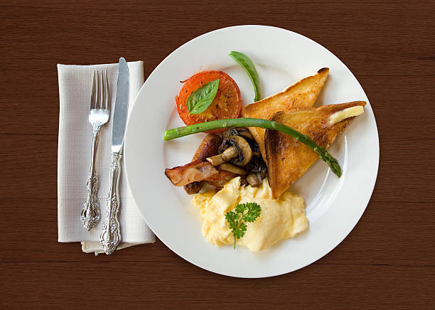 big gebratener englisches frühstück auf holztisch hintergrund - fork plate isolated scrambled eggs stock-fotos und bilder