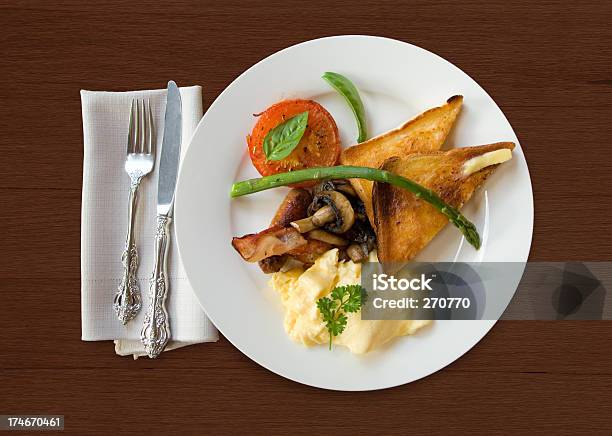 Big Fritto Colazione Allinglese Sul Tavolo In Legno Di Sfondo - Fotografie stock e altre immagini di Alimentazione non salutare
