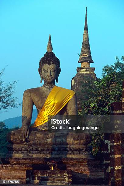 Wat Mahathat Sunrise Parque Histórico De Sukhothai Tailândia - Fotografias de stock e mais imagens de Ao Ar Livre