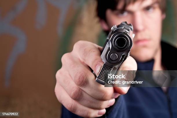 Adolescente Con Pistola Foto de stock y más banco de imágenes de Violencia - Violencia, Adolescente, Adolescencia